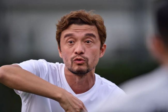 “然后我们缝合了伤口，但（伤口处）更紧了一点，他就动不了了。
